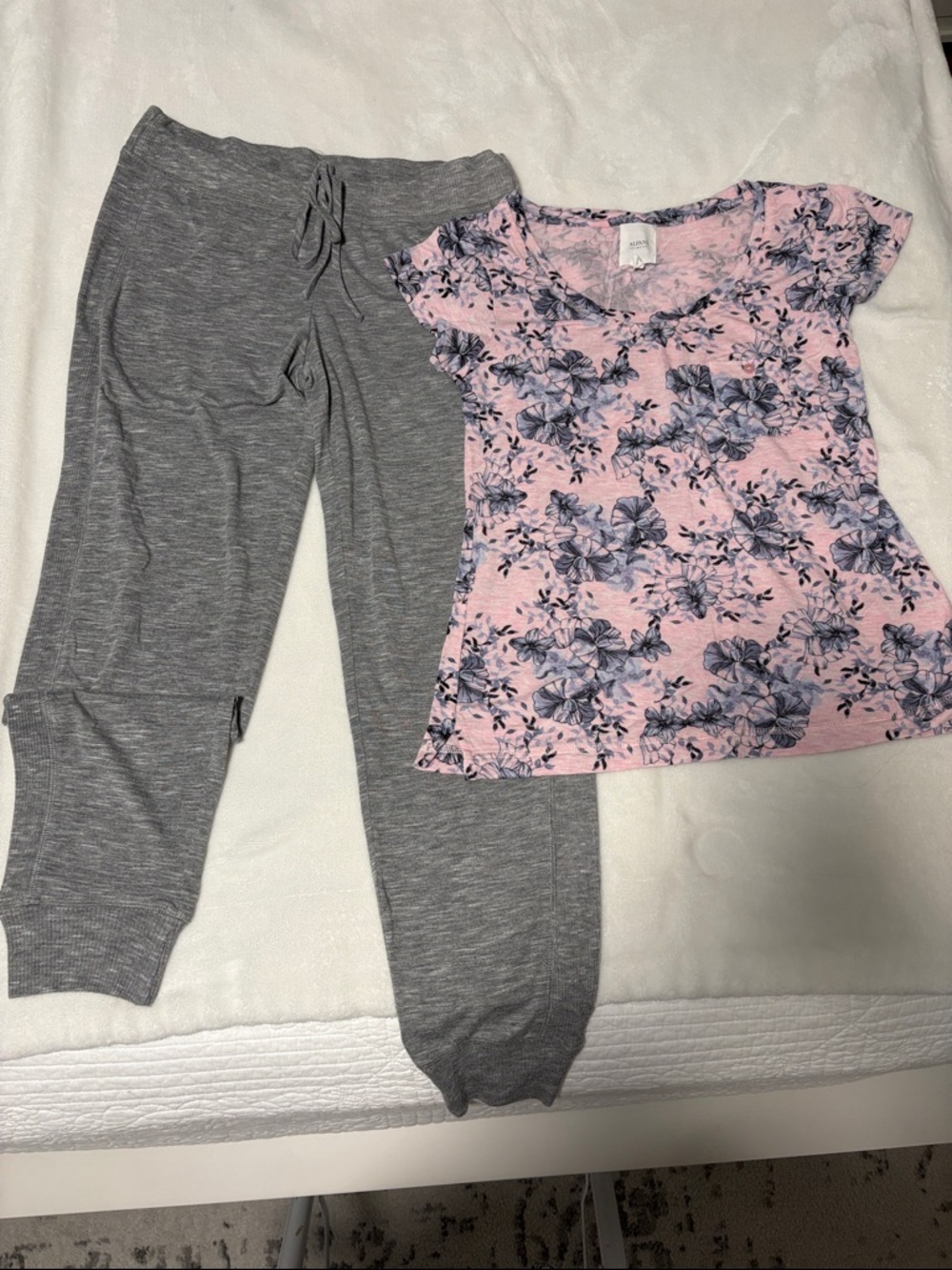 Alfani Pink Floral Short Sleeve Pajama Top with Gray Lounge Joggers like new